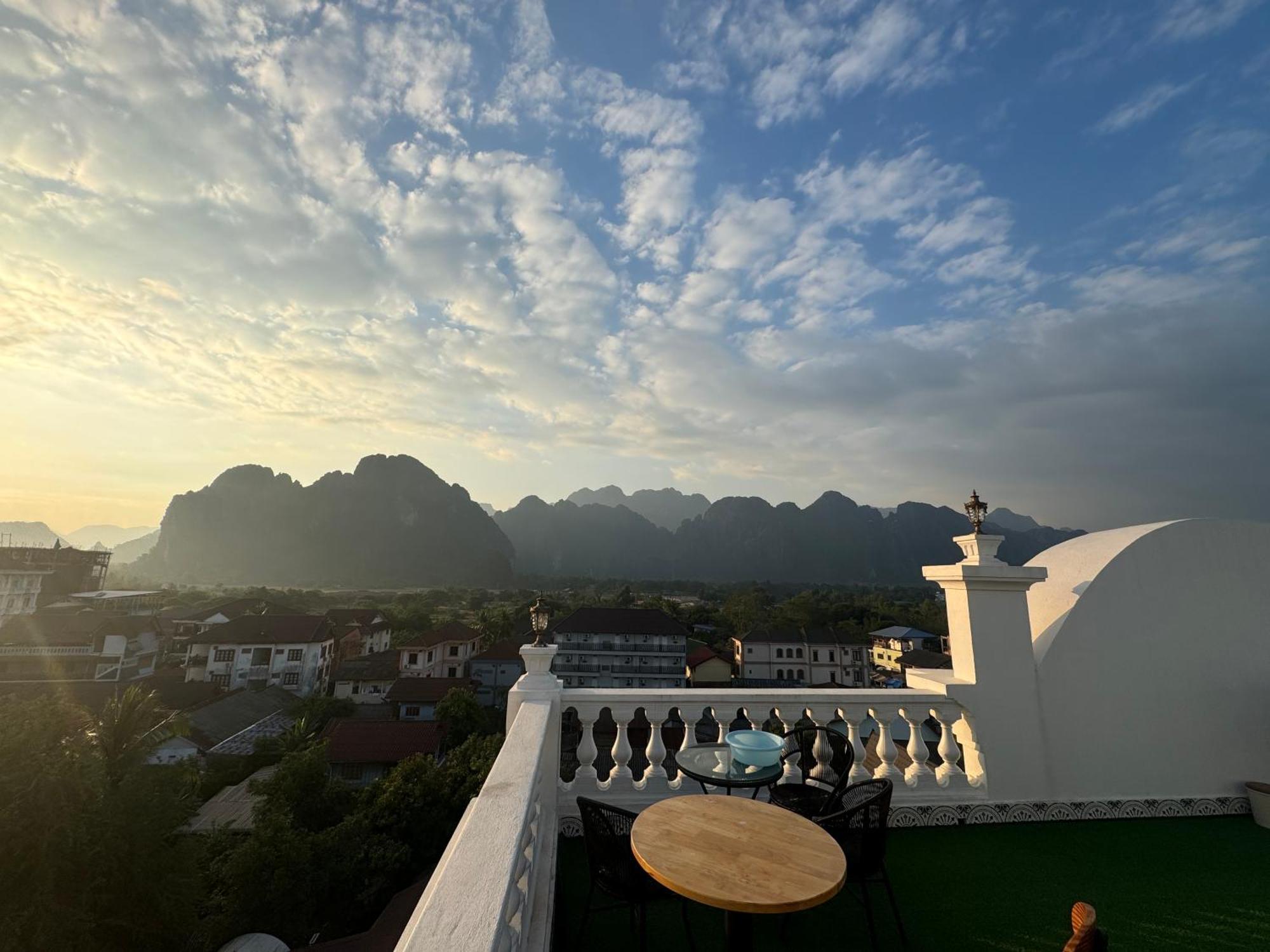 Sky Hotel Ванг-В'єнг Екстер'єр фото