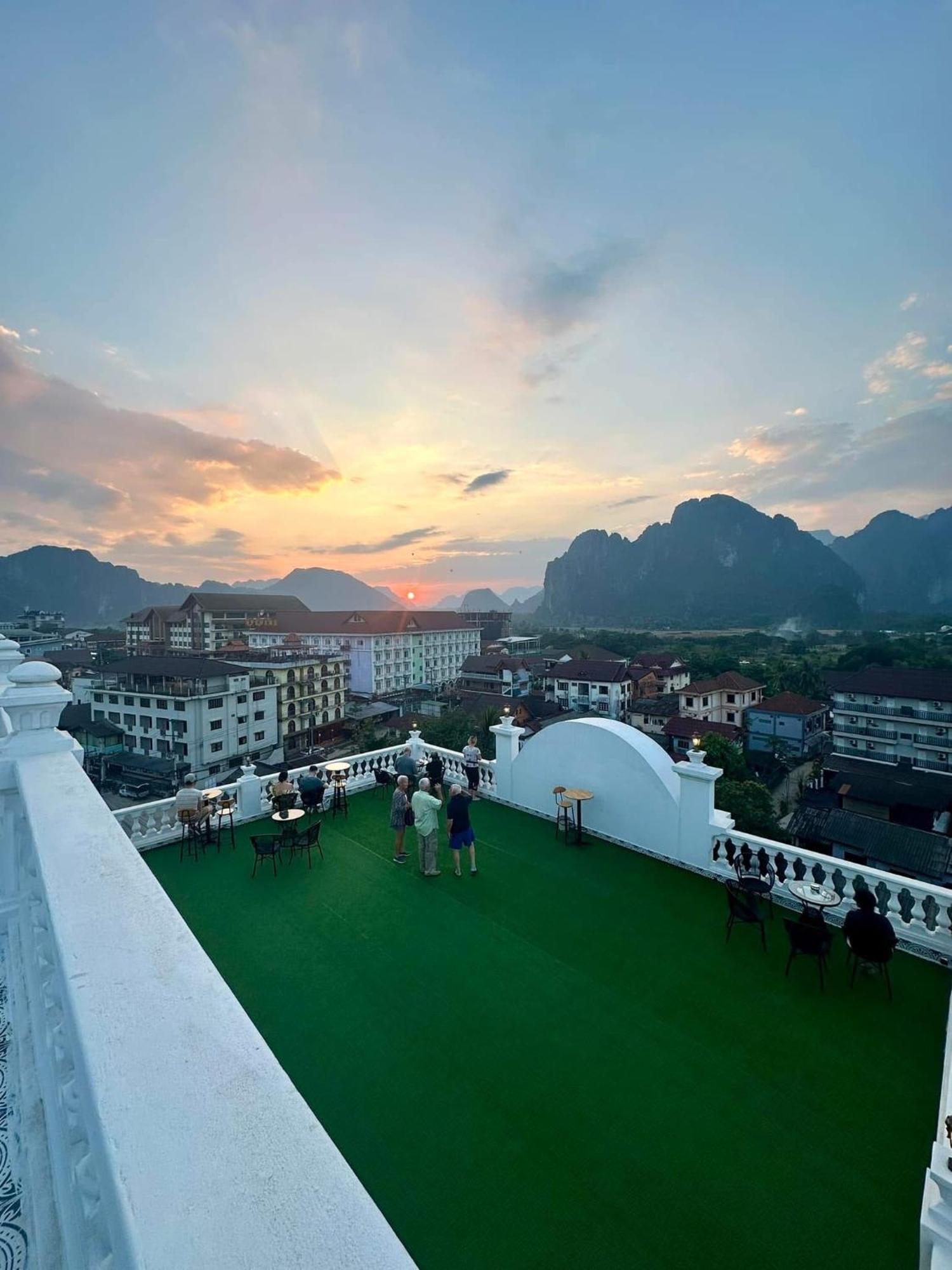 Sky Hotel Ванг-В'єнг Екстер'єр фото