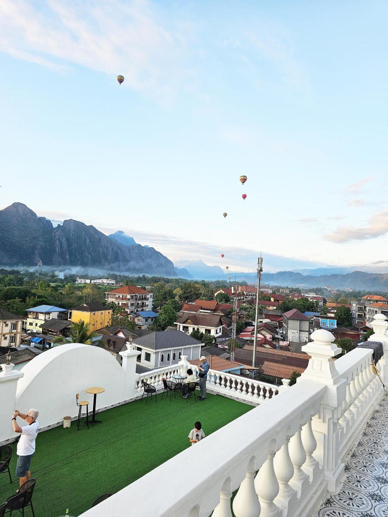 Sky Hotel Ванг-В'єнг Екстер'єр фото